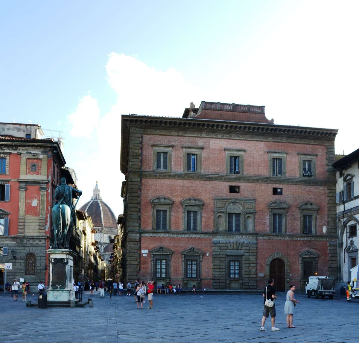 Palazzo Budini-Gattai sulla destra con la "finestra maledetta"